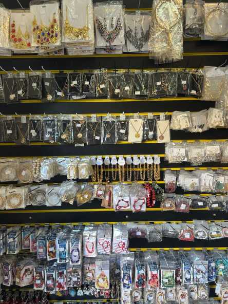 Colares e pulseiras variadas