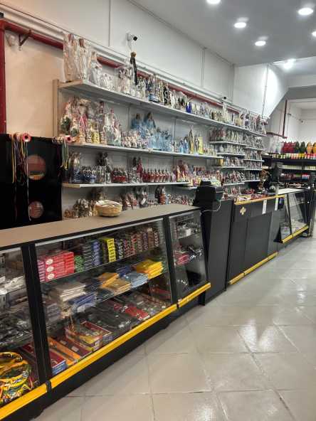 Um loja ampla e rica em detalhes